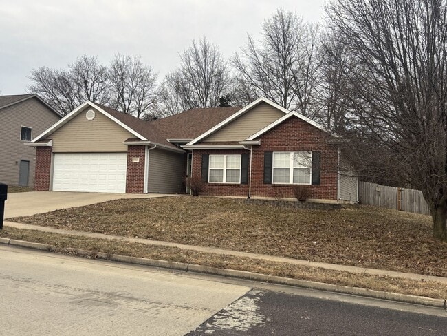 Building Photo - Gorgeous 3 Bedroom 2 Bathroom House!