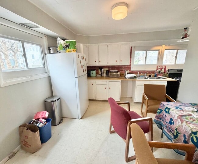 Building Photo - 3 Bedroom Apartment in Burlington VT Available NOW! OFF STREET PARKING, LAUNDRY, HEAT INCLUDED.