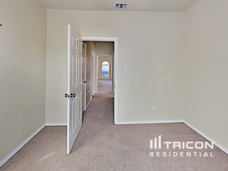 Building Photo - 916 Kory Dr