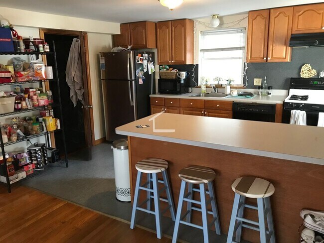 Building Photo - Nicely renovated 3 bed near Oak Square in Brighton.