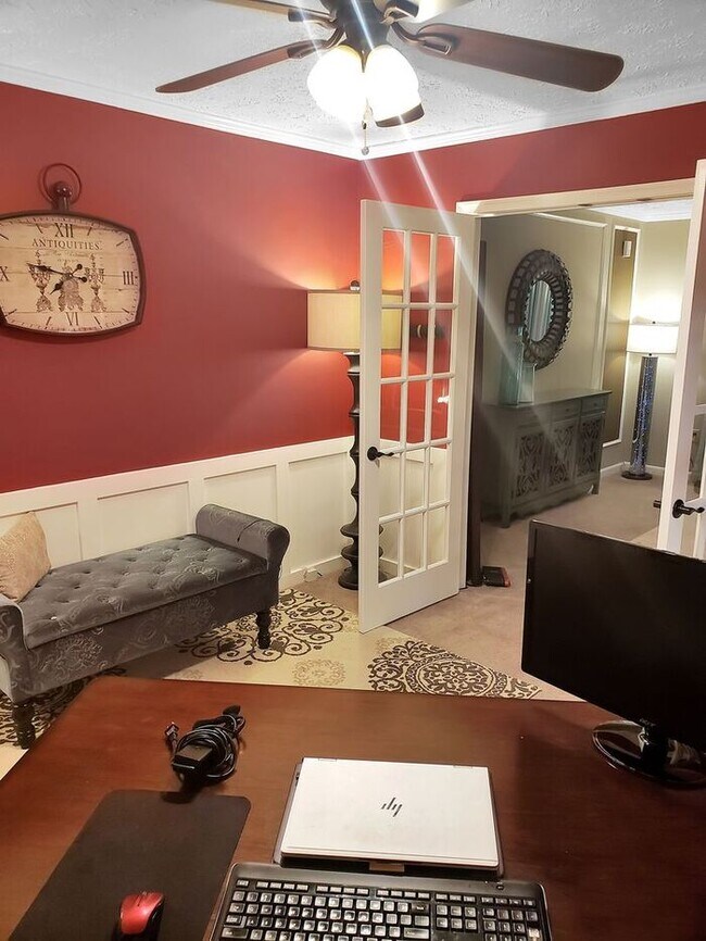 Building Photo - Charming 3-Bedroom, 2.5 Bath SFH with Fron...