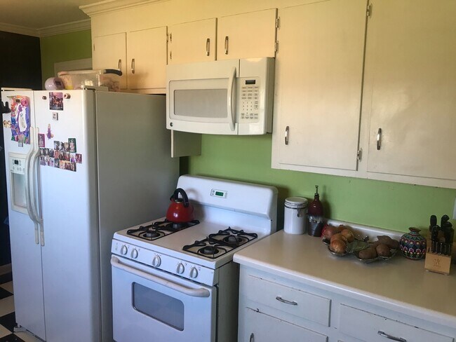 Building Photo - 306 19th St E