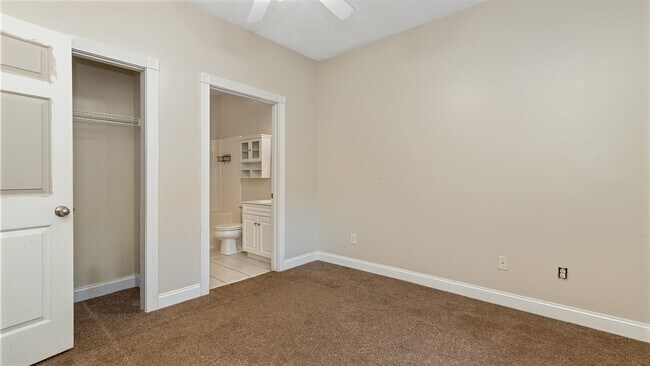 Building Photo - 4880 Dahlia Ct