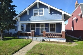 Building Photo - Beautifully updated home with proximity to parks and nightlife plus quick, easy access to the city