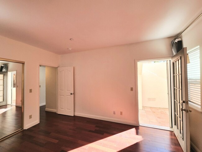 Building Photo - Spacious 3 bedroom condo