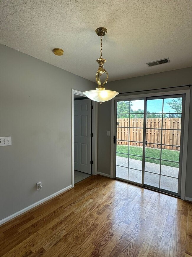 Building Photo - 2 bedroom/1.5 bath end unit townhome in gr...