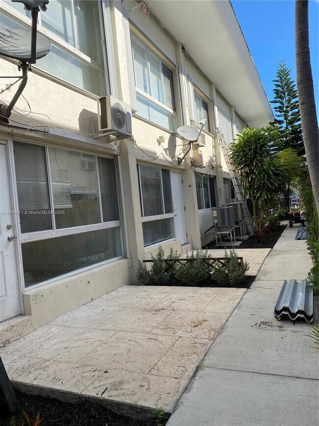Building Photo - 7435 Byron Ave