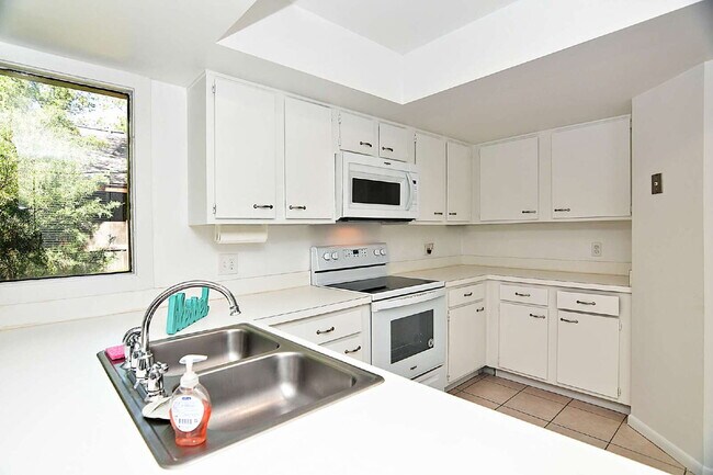 Building Photo - 36 Fairways Cir