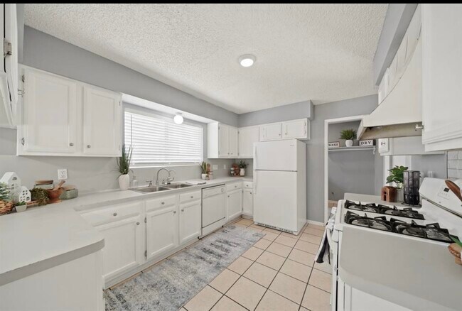 Building Photo - 3210 Pebble Lake Dr