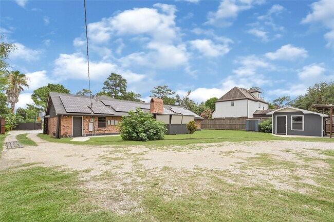 Building Photo - 1613 Wycliffe Dr