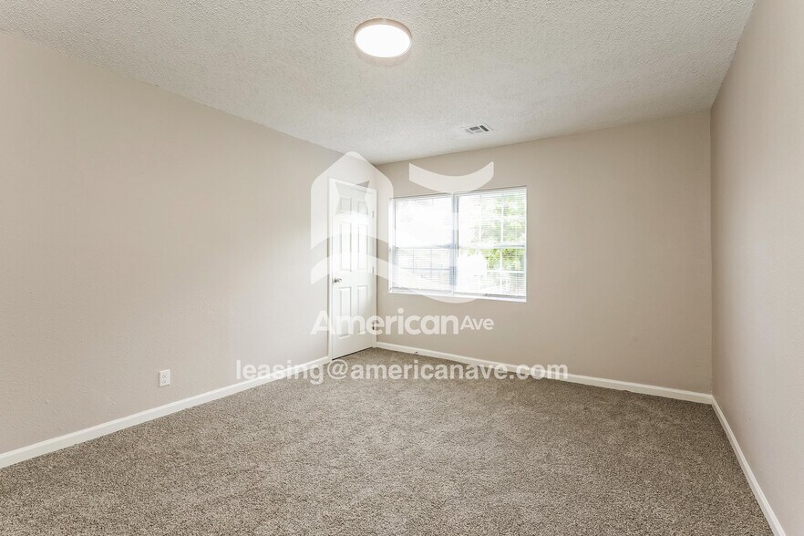 Building Photo - 536 E Ute St