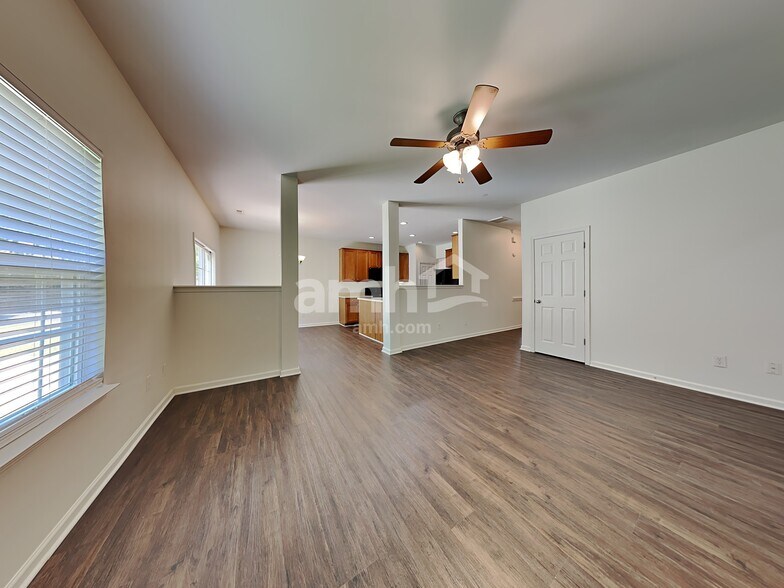 Building Photo - 4095 Shadetree Dr