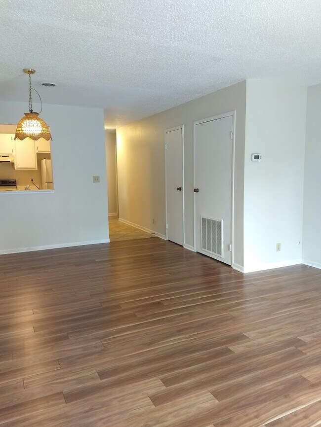Building Photo - 7 Lakeshore Cir