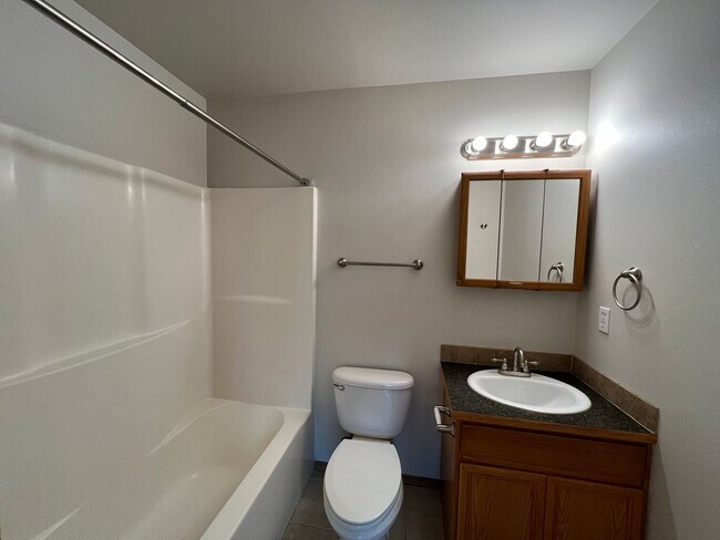 Building Photo - 3-bedroom, 2-bath lower unit in Ferndale--...