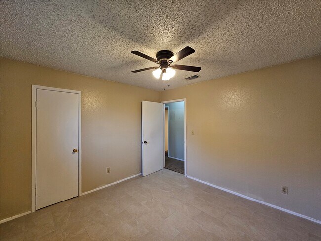 Building Photo - 10531 Golden Meadow Dr