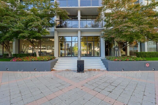 Building Photo - 410 W 7th St