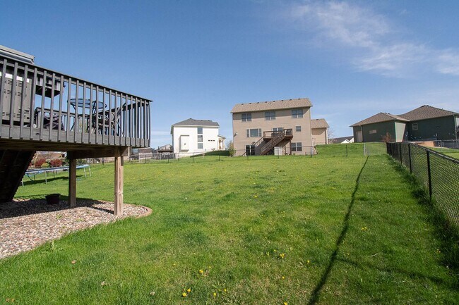 Building Photo - Spacious NW Home with Fenced Yard & Deck