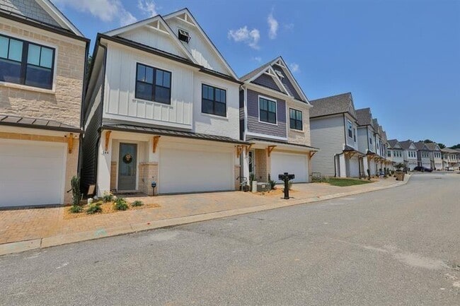 Building Photo - 144 Village Green Ave