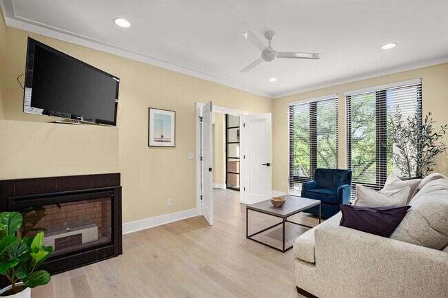 Building Photo - 1405 Parkinson Dr