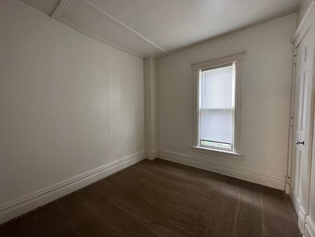 Building Photo - 2 BR apartment with updated kitchen! Close...