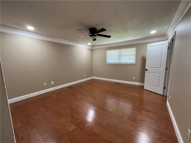 Building Photo - 1304 Pine Oak Dr