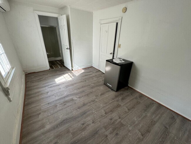 Building Photo - Second-Floor Studio - Weekly Rent