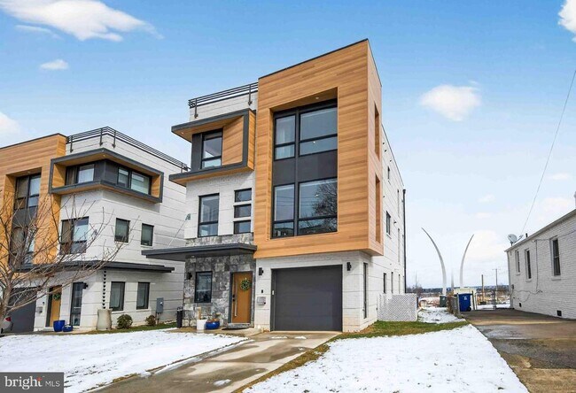 Building Photo - 911 S Oak St