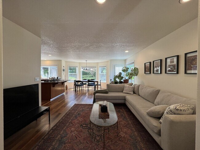 Building Photo - Stunning Bull Mountain Home with Gourmet Kitchen & Luxurious Primary Suite Retreat