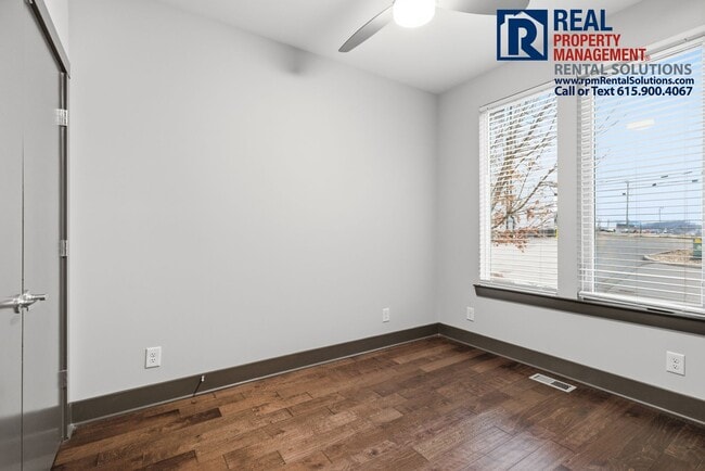 Building Photo - Lovely 2BR/1.5BA end unit townhome 5 mins from Downtown Nashville with washer/dryer included!