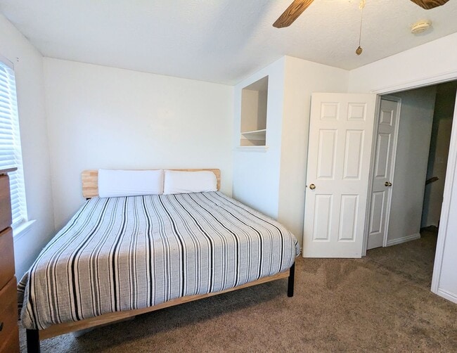 Building Photo - Provo Townhouse