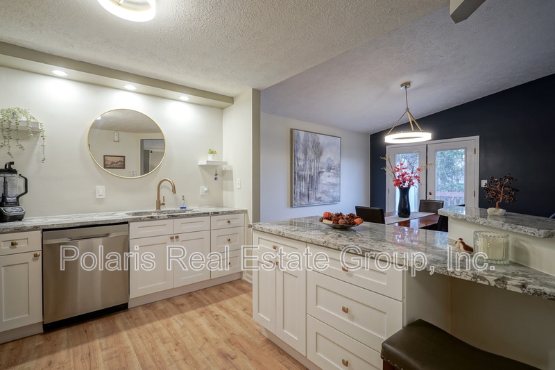 Building Photo - 2808 Lakeshire Ln