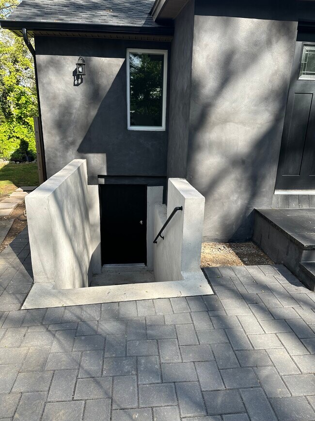Building Photo - 119 W Rogues Path