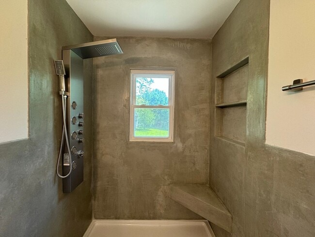 Building Photo - 4 Bedroom house with Second kitchen in basement