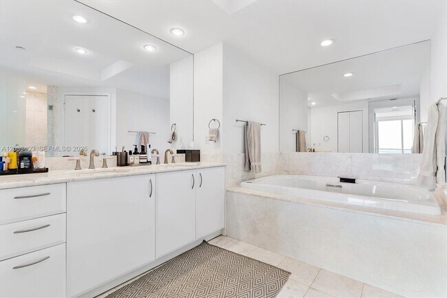 Building Photo - 1331 Brickell Bay Dr