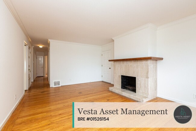 Building Photo - Bright & Inviting Three-Bedroom Home with Easy City Access