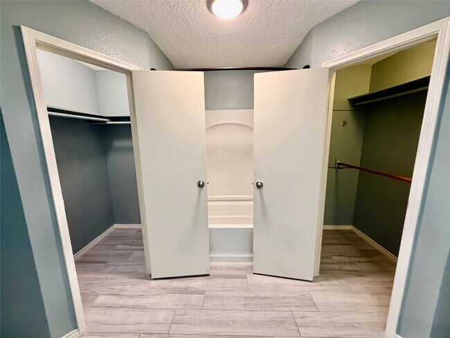 Building Photo - 19335 Diversion Dr