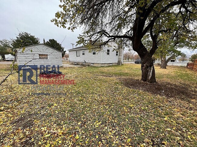 Building Photo - 4 bedroom 2 bath - 1 Car Detached Garage - Small dog negotiable