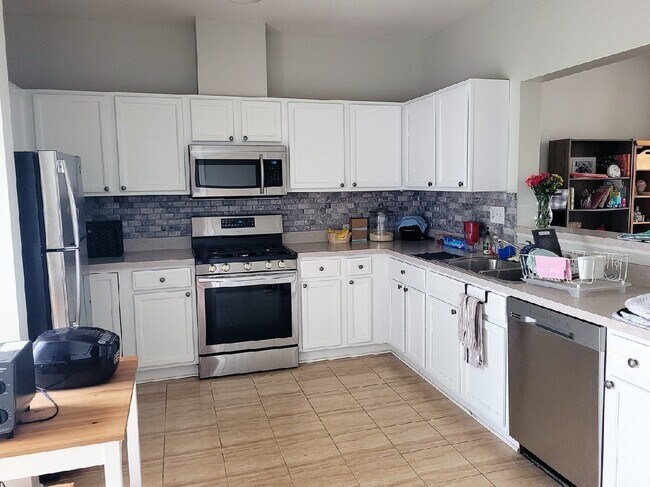 Building Photo - 1088 N Claremont Dr