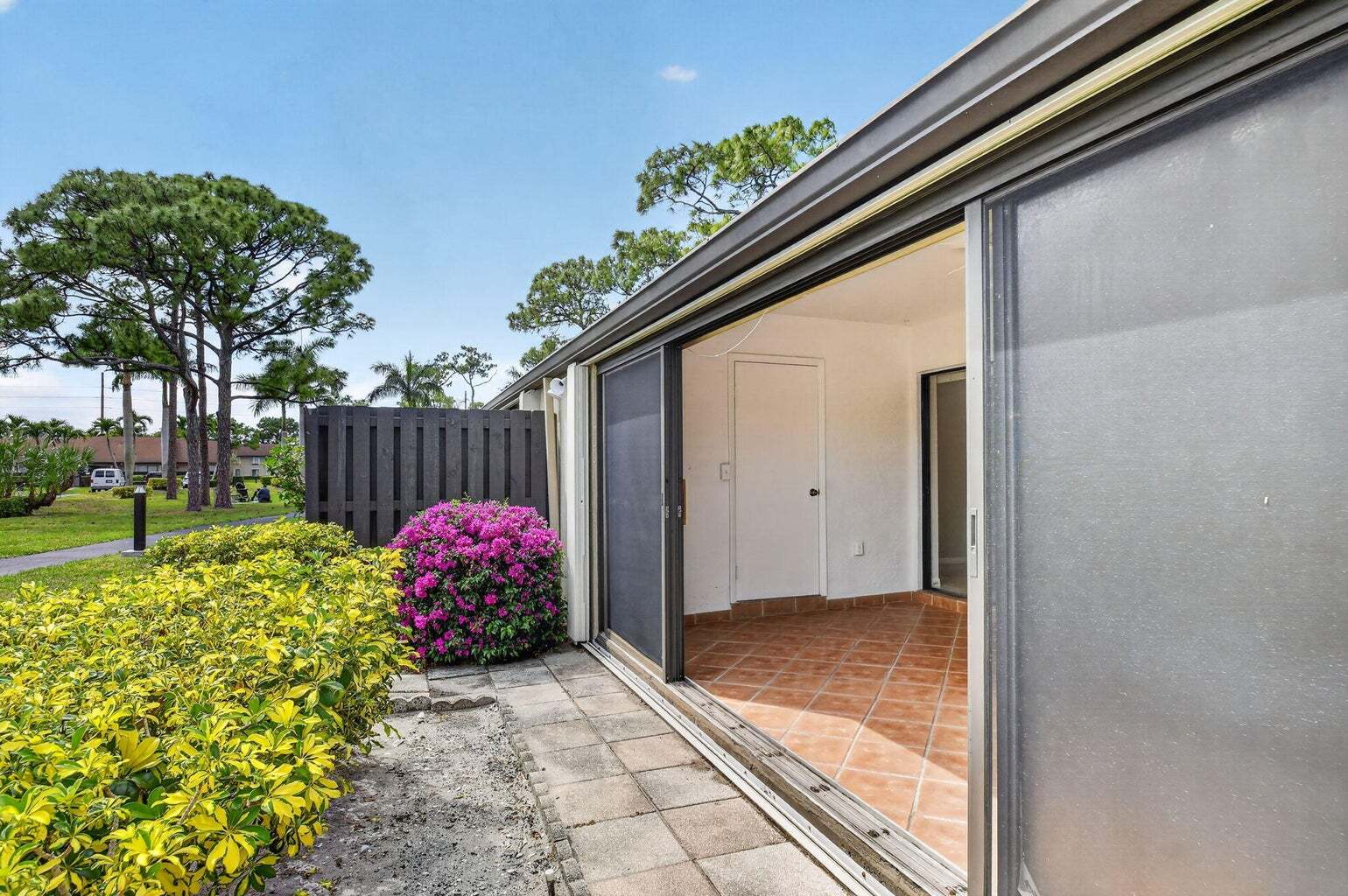 Building Photo - 704 Sunny Pine Way