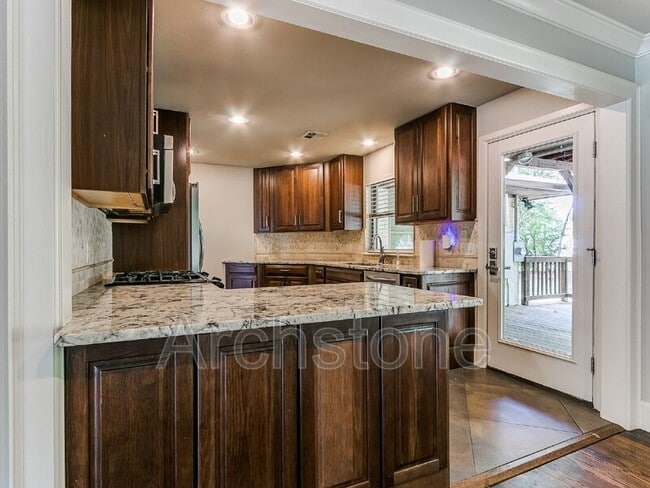 Building Photo - 9631 Stratford Dr