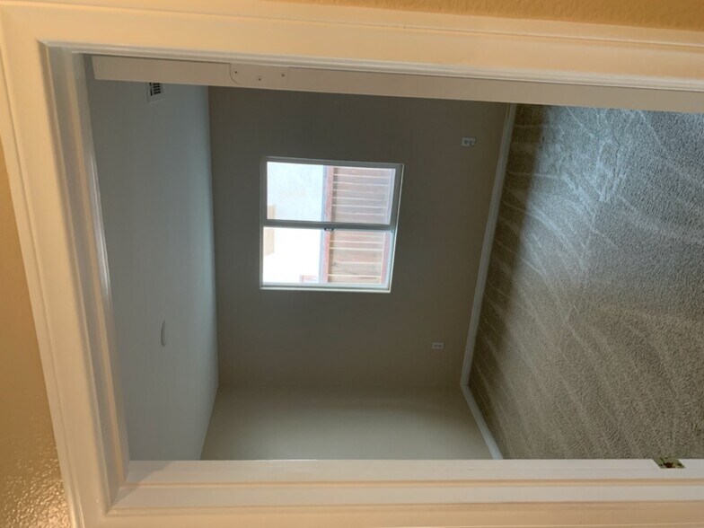 Building Photo - 9219 Canyon View Ave