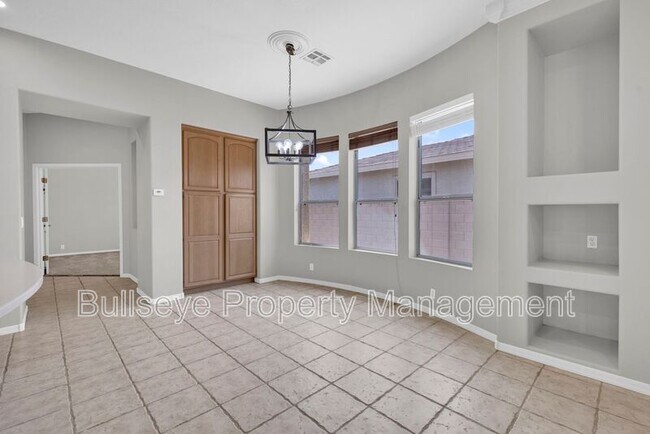 Building Photo - 1550 N Robin Ln