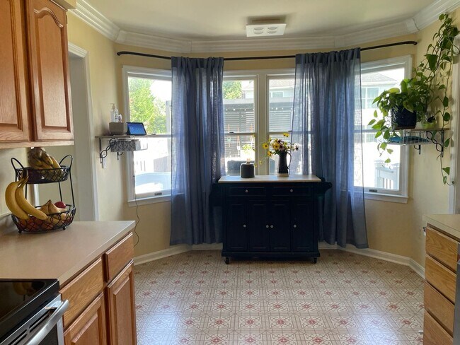 Building Photo - 727 Macphail Ct S