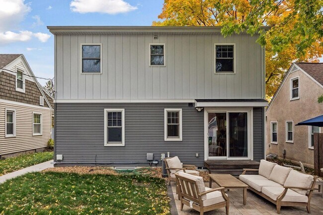 Building Photo - 3040 Hampshire Ave S