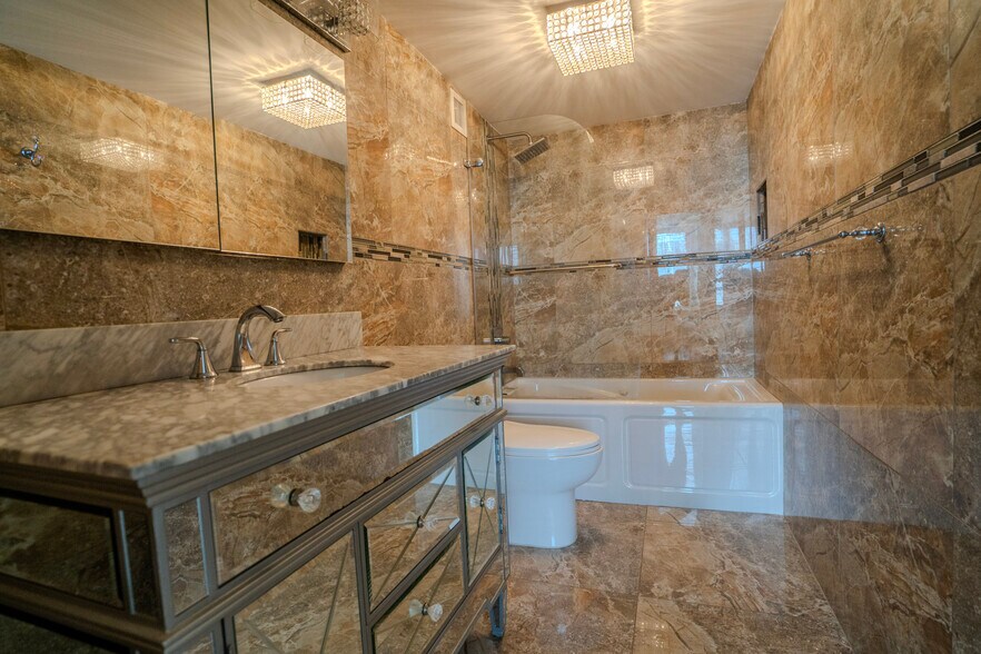 Primary bathroom - 500 Three Islands Blvd