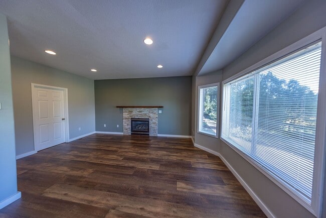 Building Photo - 4 Bedroom house in Hazel Dell - AC, large ...