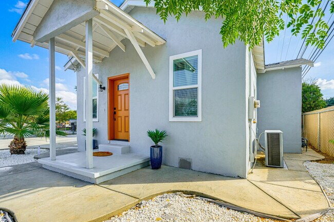 Building Photo - 226 E 10th St