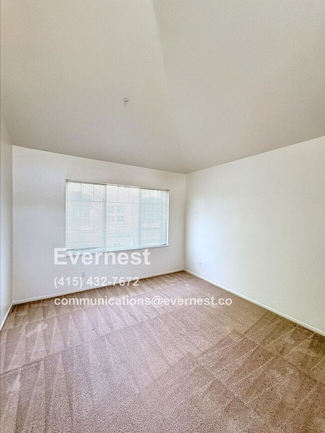 Building Photo - Lovely 2-Bedroom Townhome: Comfort and Con...