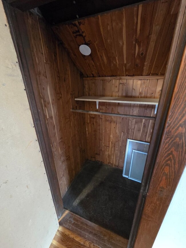 Building Photo - Beautiful and large Cedar Falls House