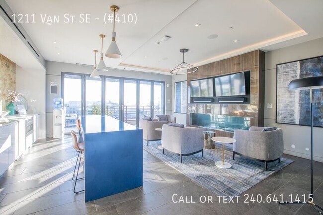 Building Photo - 1211 Van St SE